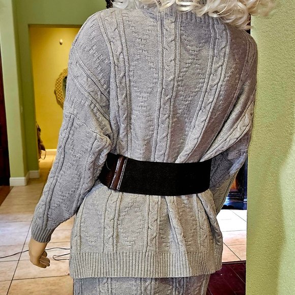 Women's Turtle Neck Seater with Long Skirt all Cable Knit. W/Belt Included M/L - Picture 7 of 9